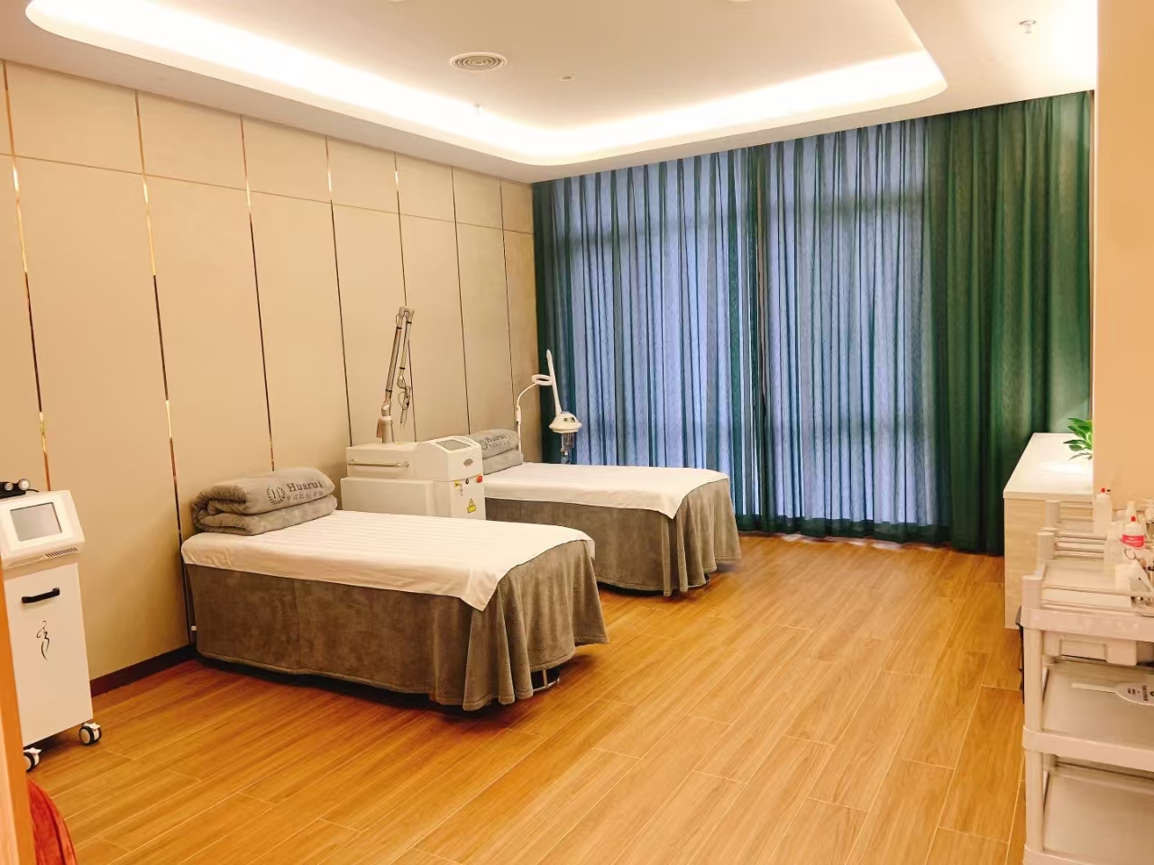 Nanchang Huarui Hospital · Twin-bed room